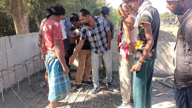 मीरागढ़ पुल निर्माण में हो रही गड़बड़ी का ग्रामीणों ने किया विरोध