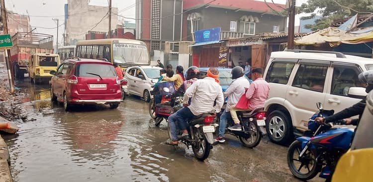 शहर की चमड़ा मंडी की सड़क बनी नाला, पैदल चलना मुश्किल
