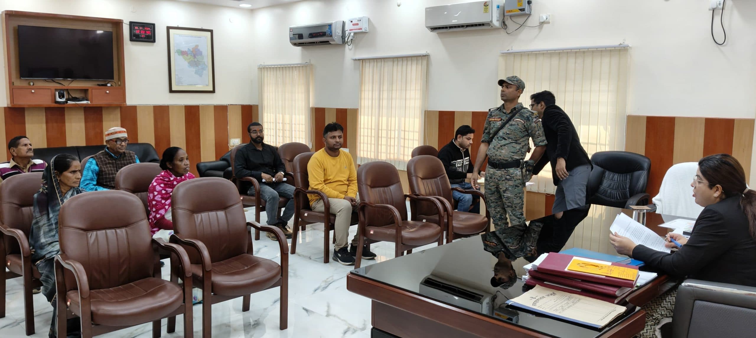 डीएम के जनता दरबार में फरियादियों ने लगायी गुहार