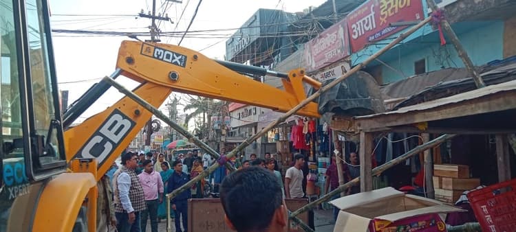 शहर में अतिक्रमणकारियों पर चला निगम का बुलडोजर