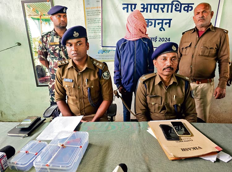 Buxar News : चोरी की तीन बाइकों व दो कट्टों के साथ तीन शातिर गिरफ्तार