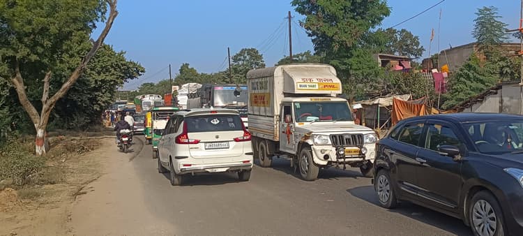 Deoghar News : छह घंटे तक जाम रही सड़क, फंसे रहे एम्स के डॉक्टर व मरीज