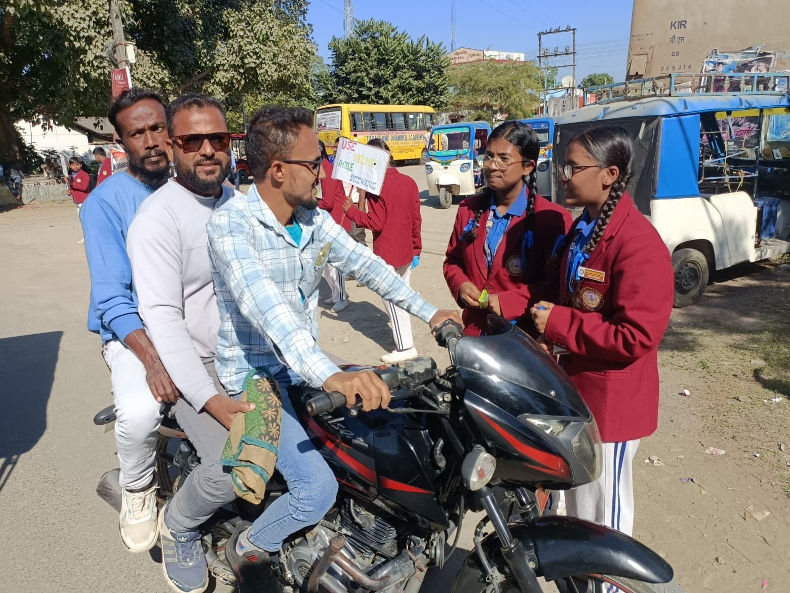 अंकल, बाइक चलाते वक्त हेलमेट जरूर लगाइए…