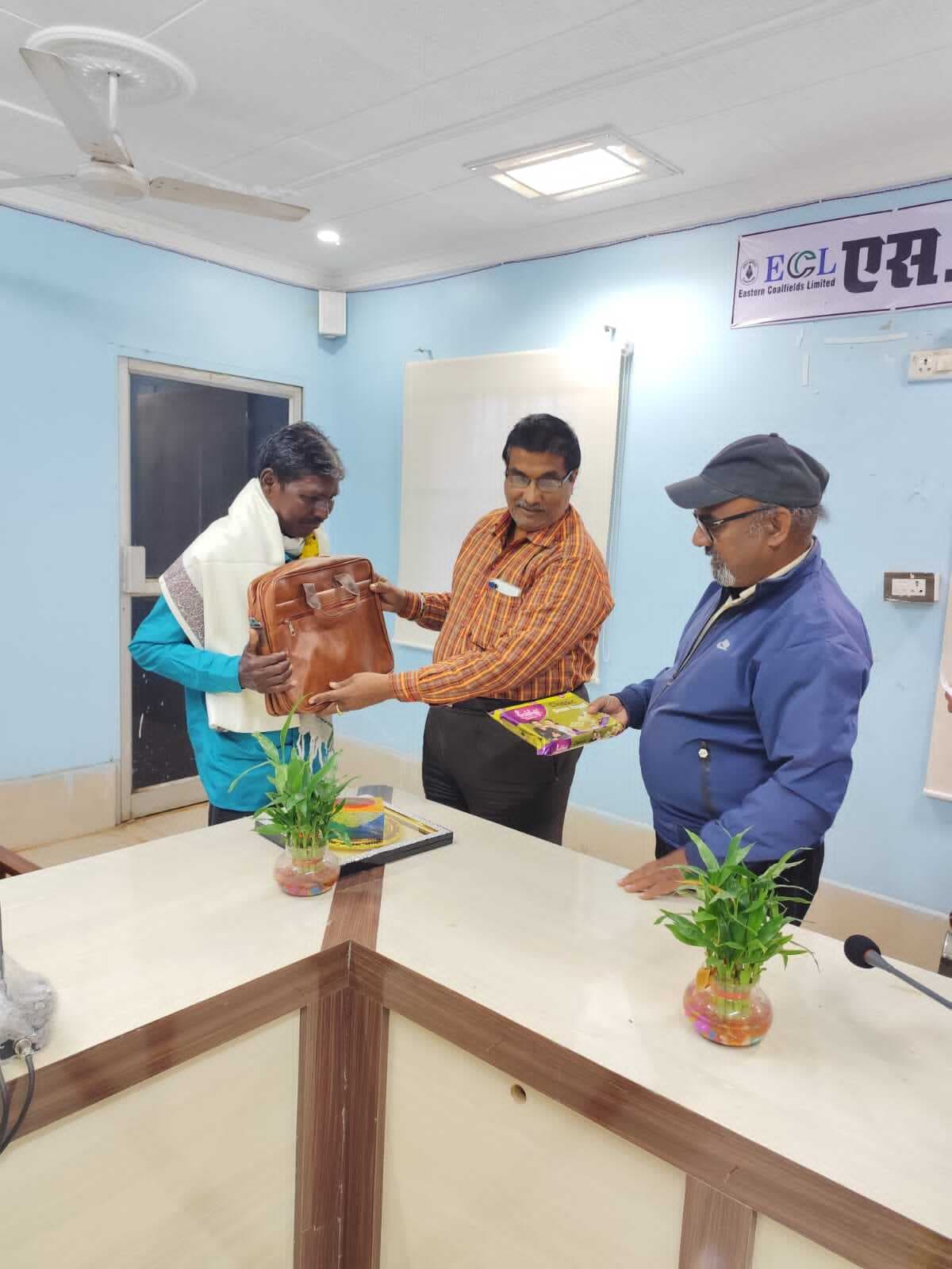 सेवानिवृत्ति पर कोलियरी के तीन कर्मियों को दी गयी विदाई