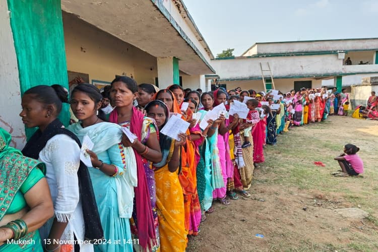 Jharkhand Election 2024: गढ़वा में महिलाओं ने वोटिंग में मारी बाजी, बढ़-चढ़कर लिया लोकतंत्र के महापर्व में हिस्सा
