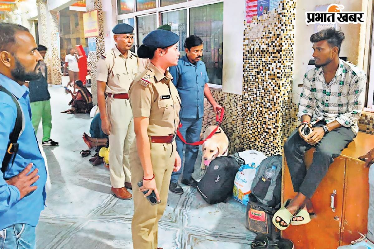 Gaya News: गया जंक्शन से हर दिन एक लाख से ज्यादा लोग कर रहे यात्रा, सुरक्षा के लिए RPF चला रही सर्च अभियान