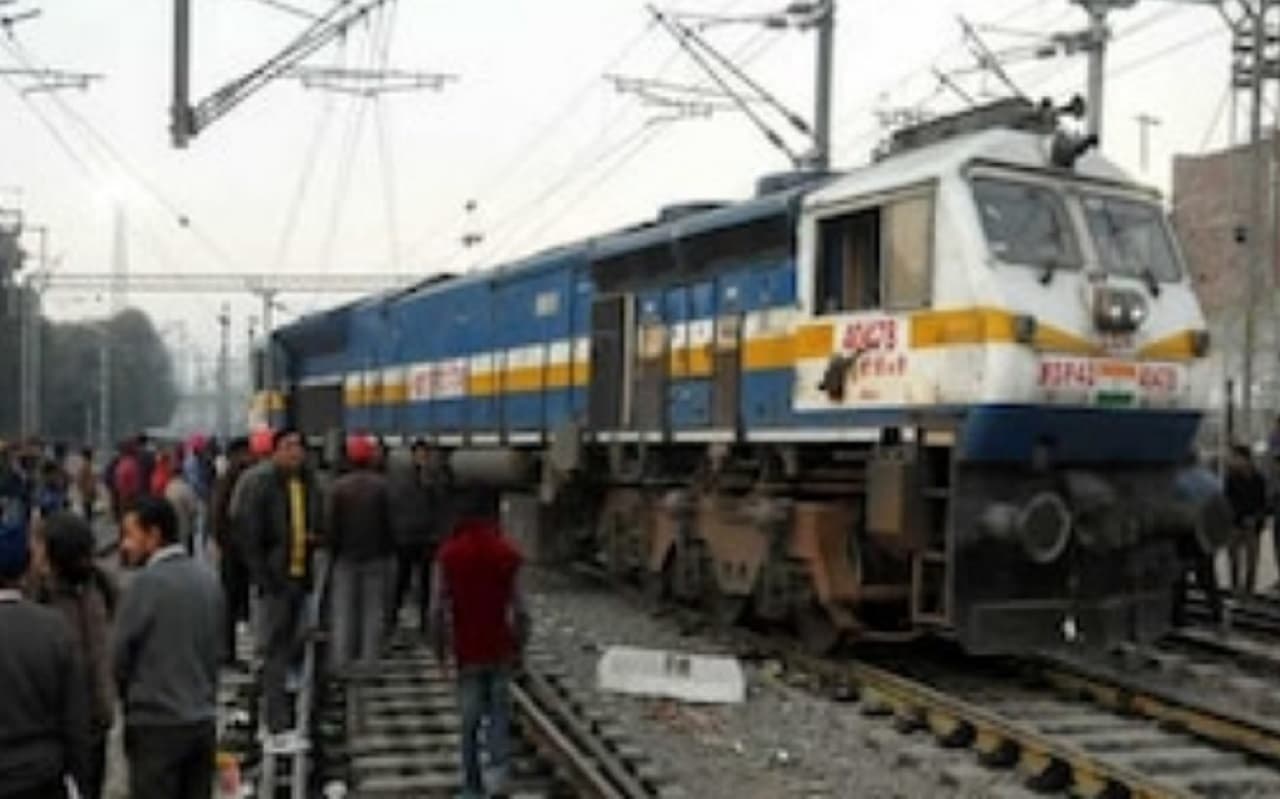 Train Accident: बिना ड्राइवर खुद ही चला इंजन पटरी से उतरा, मुंगेर के जमालपुर में टला बड़ा रेल हादसा