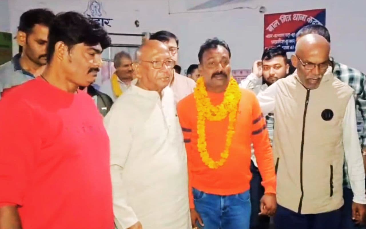 जमशेदपुर में वोट से पहले भाजपा नेता गिचू अग्रवाल गिरफ्तार, रात भर धरना पर बैठे सरयू राय