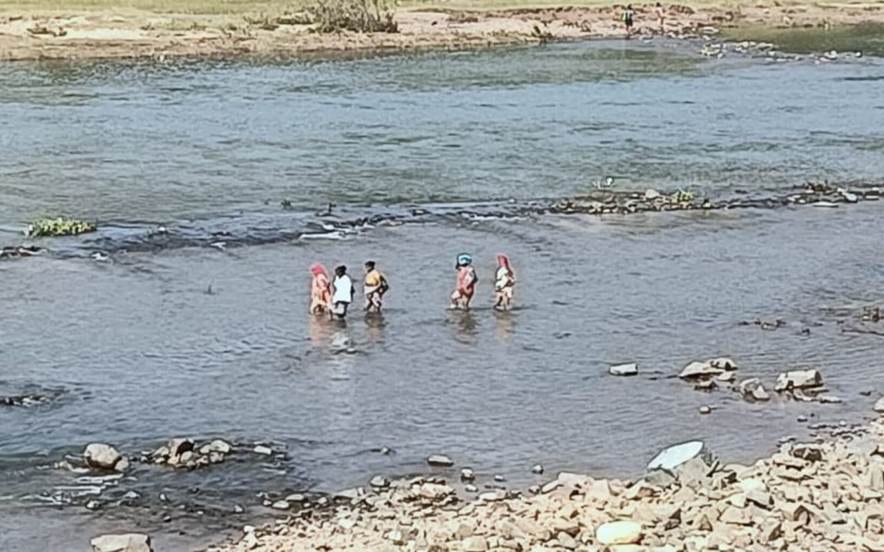ये हैं लोकतंत्र के सच्चे प्रहरी, जंगल, पहाड़ और नदी पार करके वोट करने वालों के जज्बे को सलाम