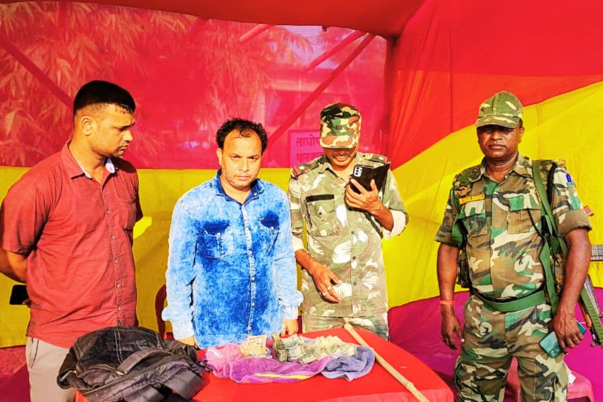 झारखंड-बंगाल सीमा के फरीदपुर चेक पोस्ट से 4 लाख रुपए से अधिक जब्त
