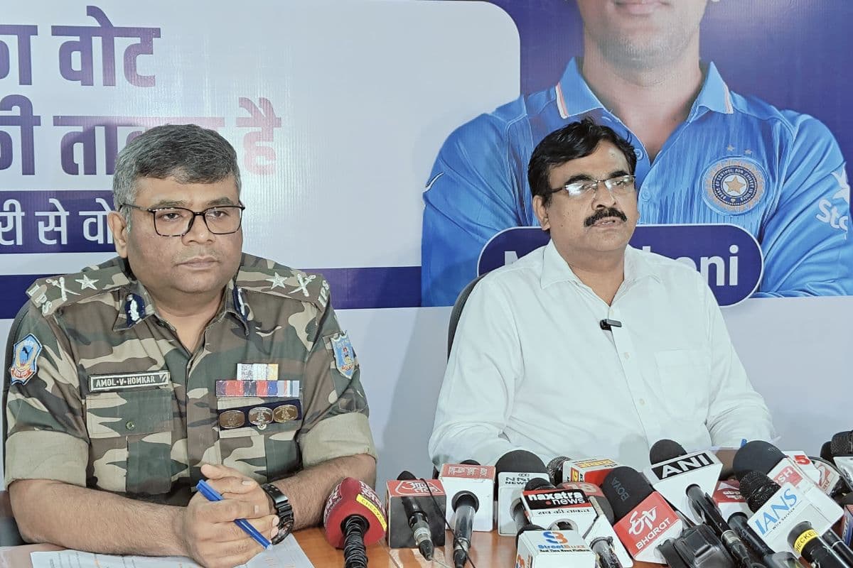 धुर्वा के निर्वाचन सदन में एवी होमकर के साथ प्रेस वार्ता करते मुख्य निर्वाचन पदाधिकारी के रवि कुमार धुर्वा के निर्वाचन सदन में एवी होमकर के साथ प्रेस वार्ता करते मुख्य निर्वाचन पदाधिकारी के रवि कुमार