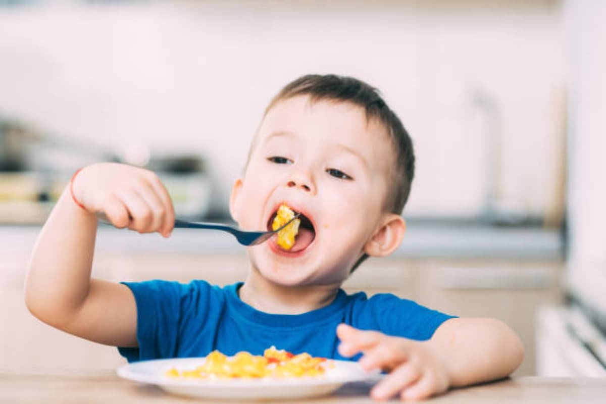 kid eating eggs kid eating eggs