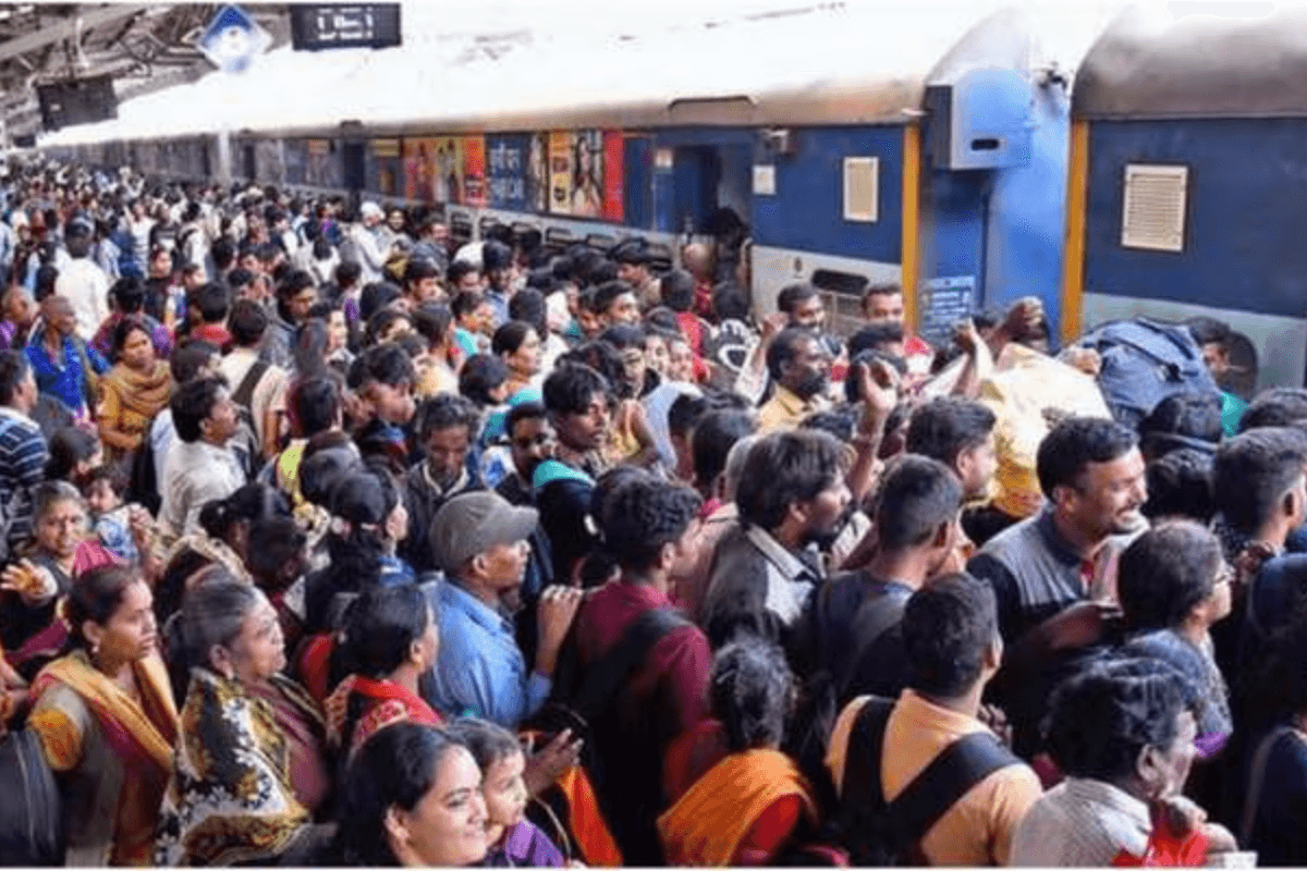 Muzaffarpur News: छठ बाद परदेश लौटने को स्टेशन पर उमड़ेगी भीड़, कंट्रोल करने की रणनीति में जुटा रेलवे