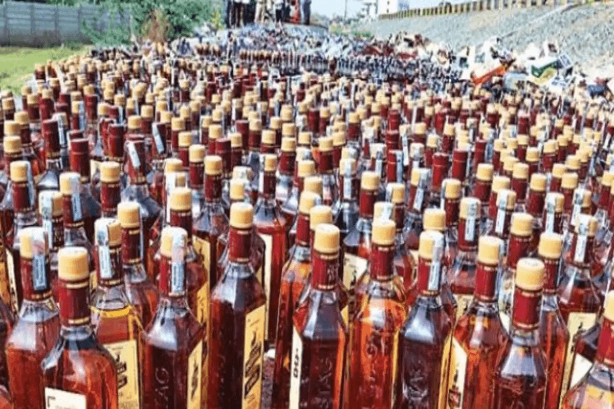 Muzaffarpur News: ट्रेन के शौचालय में छुपा कर ला रहा था शराब, पुलिस को देखा तो भागा, दो तस्कर गिरफ्तार