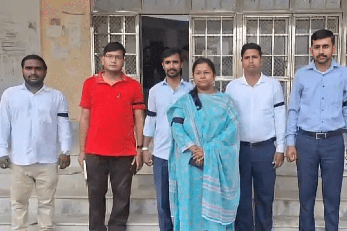 Muzaffarpur News: काला बिल्ला लगाकर काम कर रहे कर्मचारी, वैशाली डीएम के विवादित बयान को लेकर नाराजगी