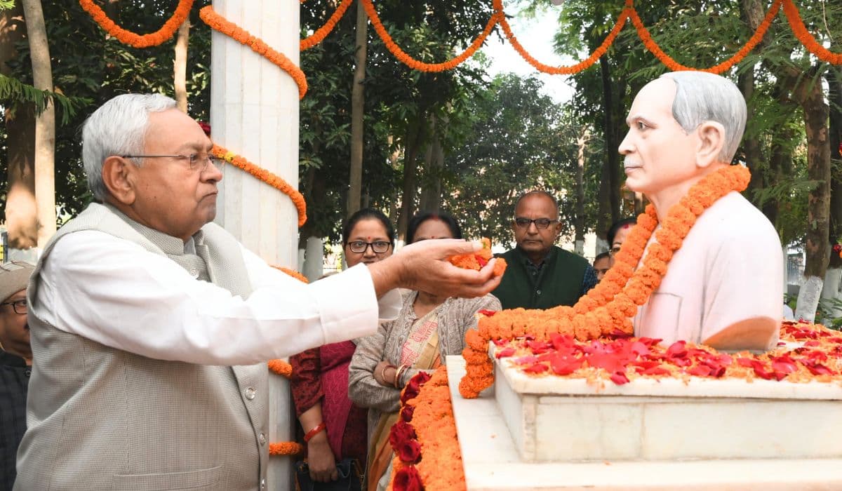 CM Nitish पहुंचे नालंदा के स्मृति वाटिका, पुण्यतिथि पर अपने पिता को याद कर हुए भावुक