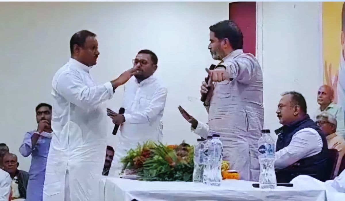 prashant kishor angry| Bihar Politics: Prashant Kishore lashed out at workers during the meeting in Muzaffarpur. prashant kishor angry| Bihar Politics: Prashant Kishore lashed out at workers during the meeting in Muzaffarpur.