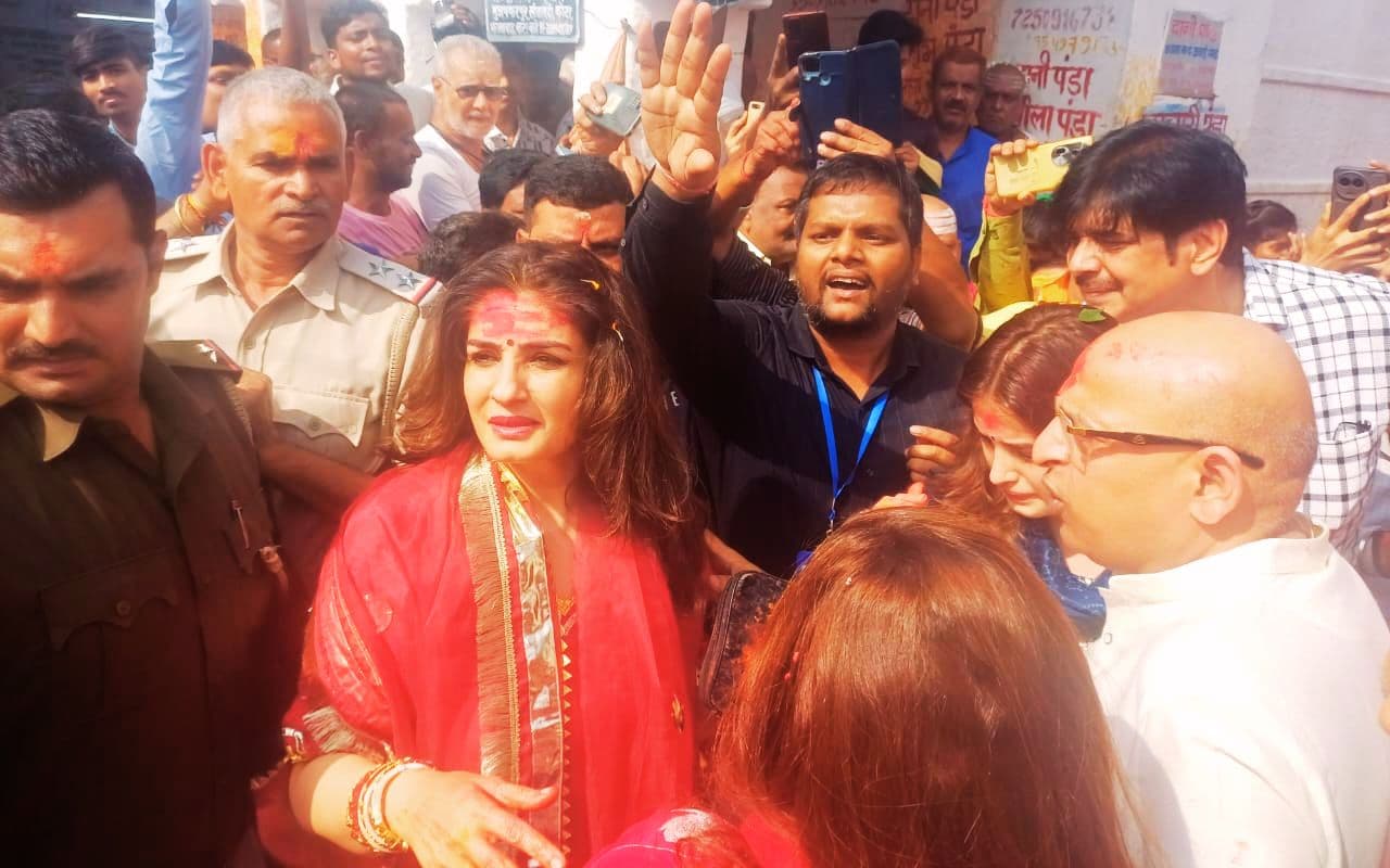Video: रवीना टंडन ने देवघर में बेटी के साथ की पूजा-अर्चना, ऐसा था गर्भगृह का माहौल