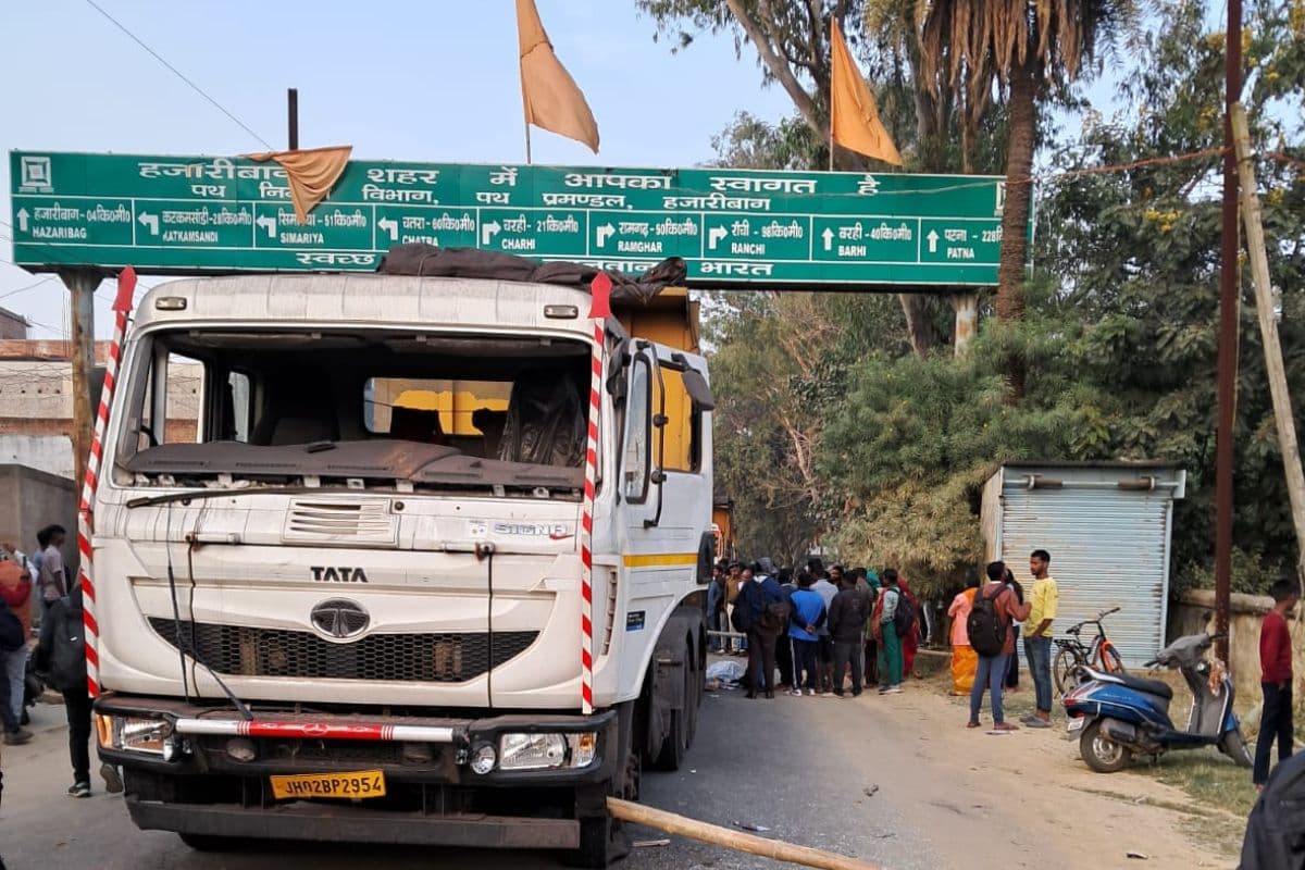सड़क हादसे में मां-बटे की मौत के बाद खड़ा 22 चक्का ट्रक सड़क हादसे में मां-बटे की मौत के बाद खड़ा 22 चक्का ट्रक