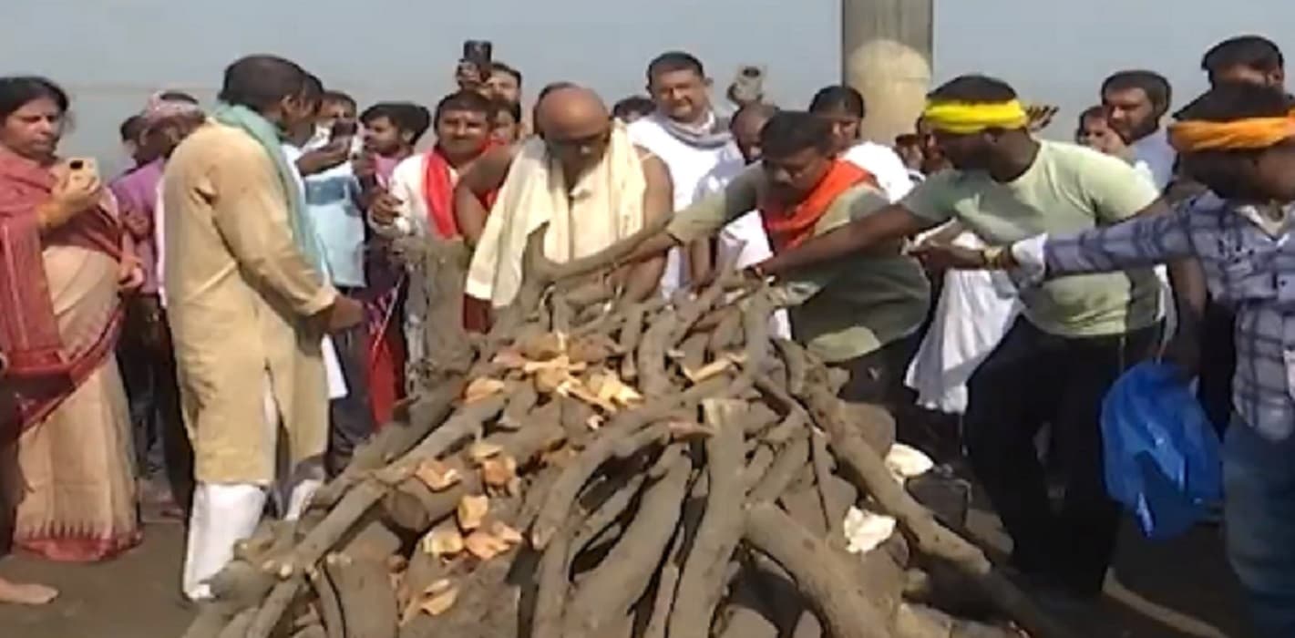 Sharda Sinha Last Rites: पंचतत्व में विलीन हुईं शारदा सिन्हा, लोगों ने नम आखों से दी तिलांजलि