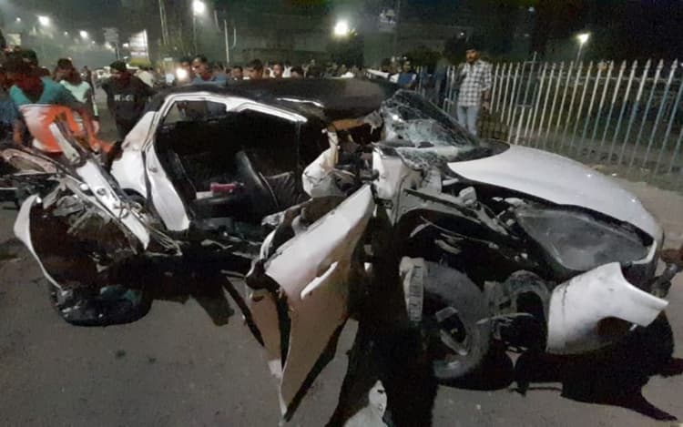 हावड़ा के शिवपुर में कार-ट्रेलर टक्कर में 3 की मौत, बुझ गया घर का चिराग