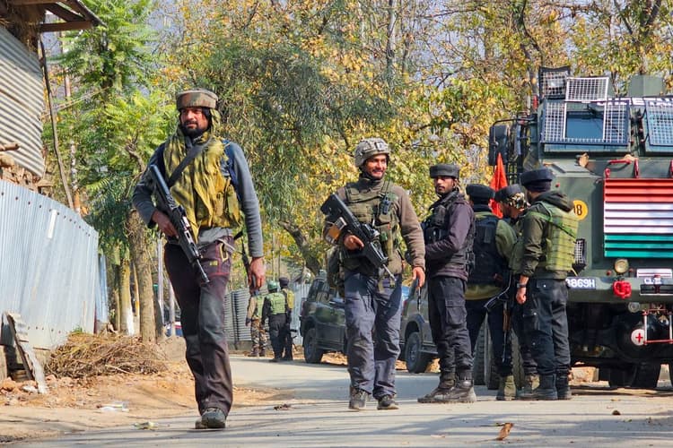 Jammu And Kashmir: किश्तवाड़ में आतंकवादियों से मुठभेड़, JCO शहीद, 3 जवान घायल