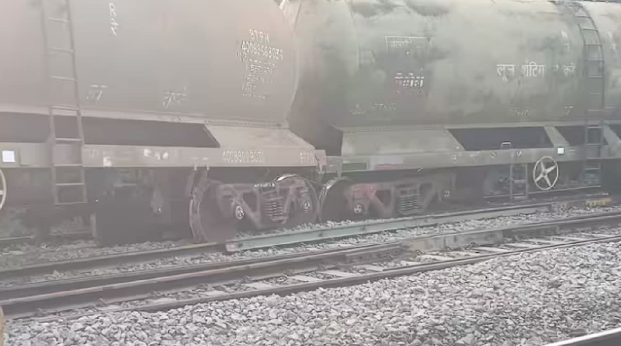 Train Accident: मुजफ्फरपुर-समस्तीपुर रेलखंड पर हादसा, पटरी से उतरे चार डिब्बे