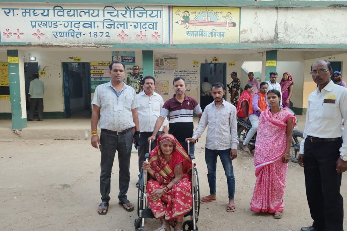 Jharkhand Election 2024: рдЧрдврд╝рд╡рд╛ рдореЗрдВ рд╕реА-рд╡рд┐рдЬрд┐рд▓ рдРрдк рдкрд░ рд╢рд┐рдХрд╛рдпрдд, рдорд┐рд▓реА рдорджрдж рддреЛ рдЦрд┐рд▓ рдЙрдард╛ рдмреБрдЬреБрд░реНрдЧ рд╡реЛрдЯрд░ рдХрд╛ рдЪреЗрд╣рд░рд╛