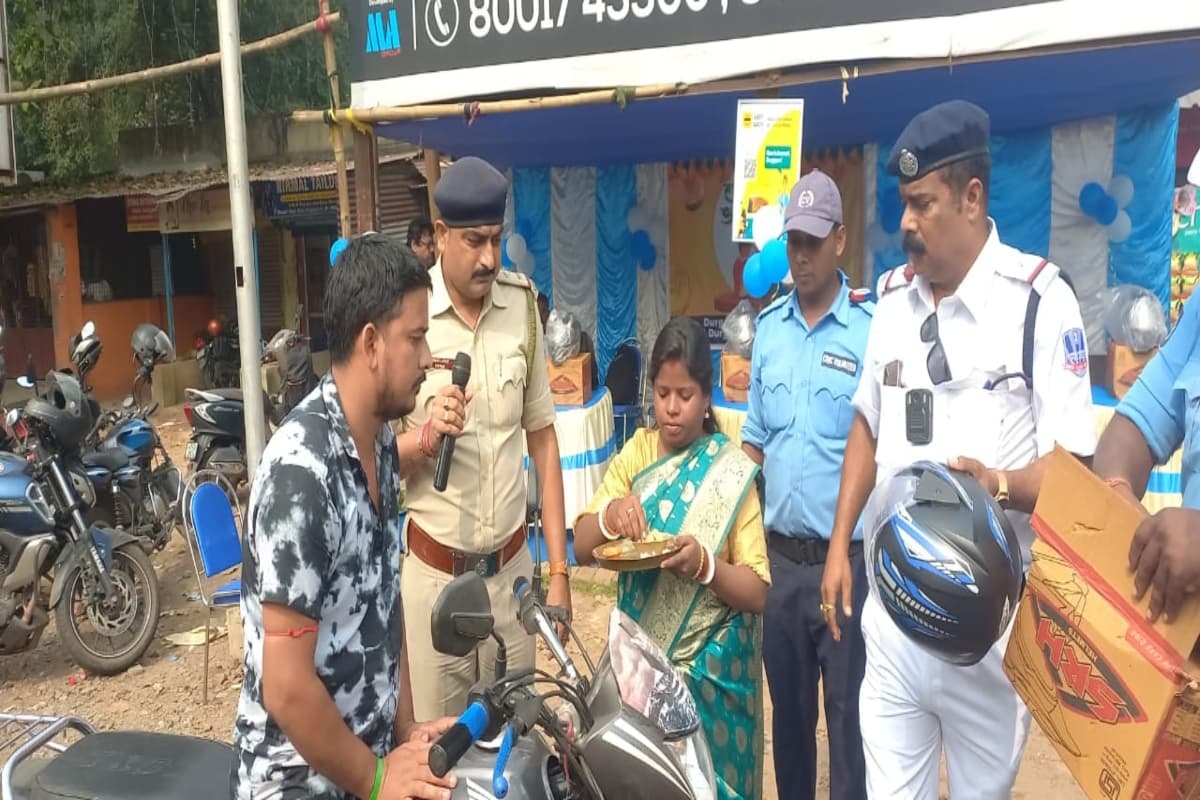 West Bengal News: माथे पर तिलक लगाकर पुलिस ने उतारी आरती, बिना हेलमेट पहने वाहन चालकों को दिया अनोखा उपहार