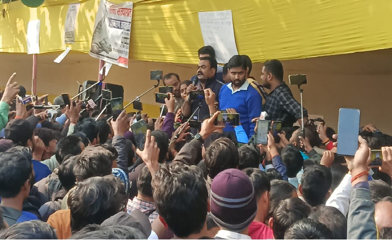 BPSC 70th re-exam को लेकर बीपीएससी अभ्यर्थी फिर उतरेंगे सड़क पर, गुरु रहमान और खान सर ने संभाला मोर्चा BPSC 70th re-exam को लेकर बीपीएससी अभ्यर्थी फिर उतरेंगे सड़क पर, गुरु रहमान और खान सर ने संभाला मोर्चा