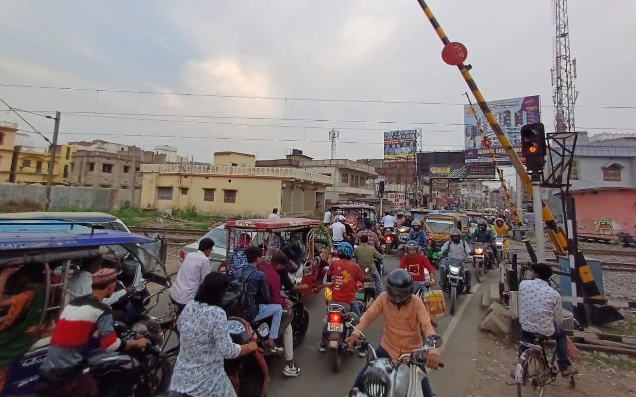 Muzaffarpur News: छह घंटे बंद रही बीबीगंज रेलवे गुमटी, दोपहर से शाम तक रही भीड़
