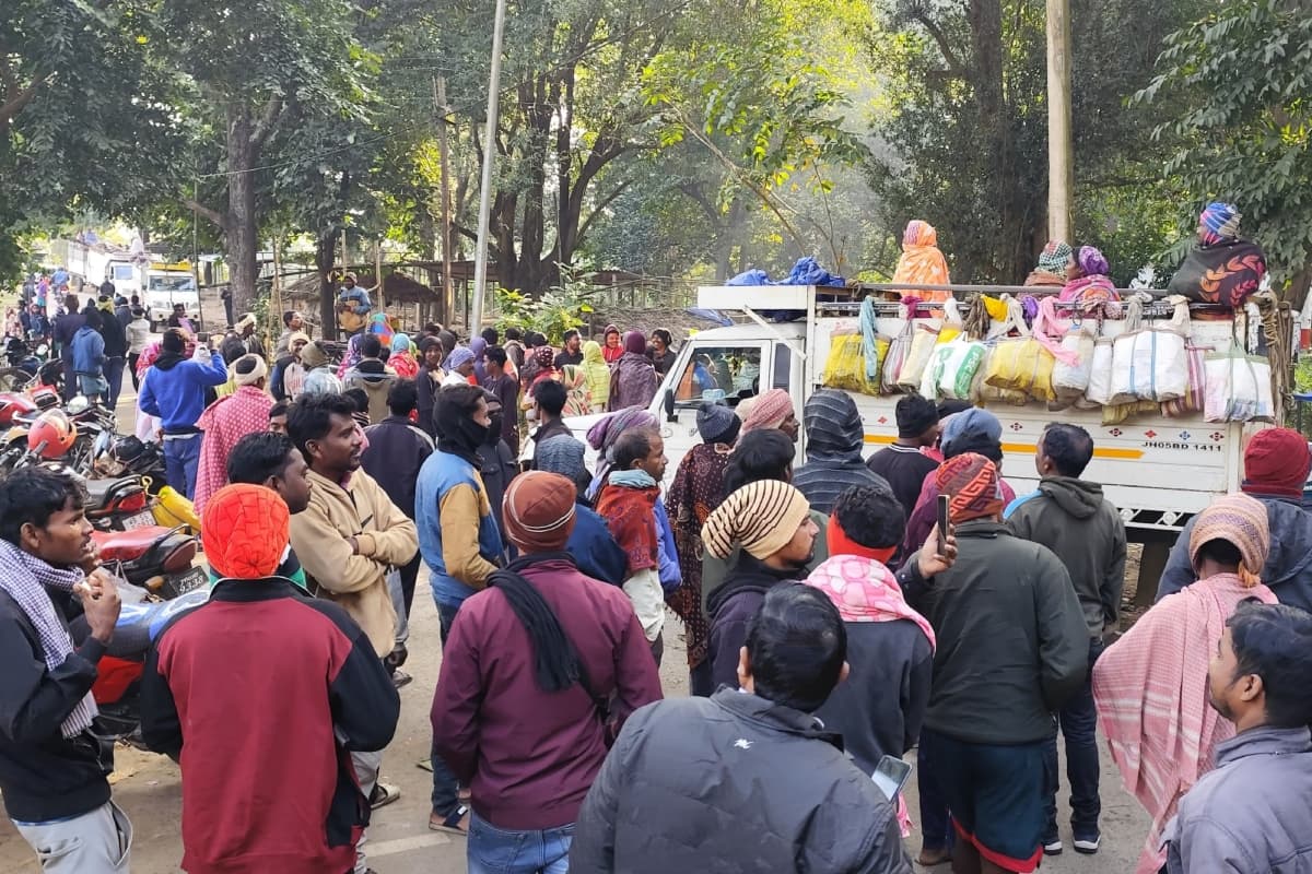 Jharkhand Potato Crisis News: आलू नहीं आने देने पर आमने-सामने हुए झारखंड और बंगाल के लोग, मचा बवाल Jharkhand Potato Crisis News: आलू नहीं आने देने पर आमने-सामने हुए झारखंड और बंगाल के लोग, मचा बवाल