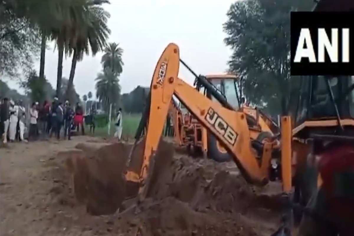 Dausa Borewell Rescue: 5 साल के मासूम को बचाने की जद्दोजहद जारी, 27 घंटे बीते, बड़ी चुनौती बन रही बोरवेल की गहराई, Video Dausa Borewell Rescue: 5 साल के मासूम को बचाने की जद्दोजहद जारी, 27 घंटे बीते, बड़ी चुनौती बन रही बोरवेल की गहराई, Video