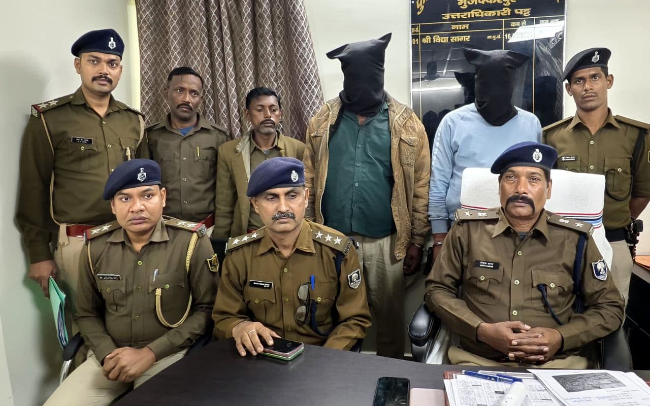 Bihar News: मुजफ्फरपुर के सबहा चौक के पास पकड़ा गया शराब से भरा ट्रक, एक करोड़ की विदेशी शराब बरामद Bihar News: मुजफ्फरपुर के सबहा चौक के पास पकड़ा गया शराब से भरा ट्रक, एक करोड़ की विदेशी शराब बरामद