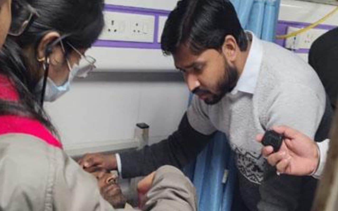 Patna News: भूख हड़ताल पर बैठे BPSC अभ्यर्थियों की बिगड़ी तबीयत, पीएमसीएच पहुंचे खान सर Patna News: भूख हड़ताल पर बैठे BPSC अभ्यर्थियों की बिगड़ी तबीयत, पीएमसीएच पहुंचे खान सर