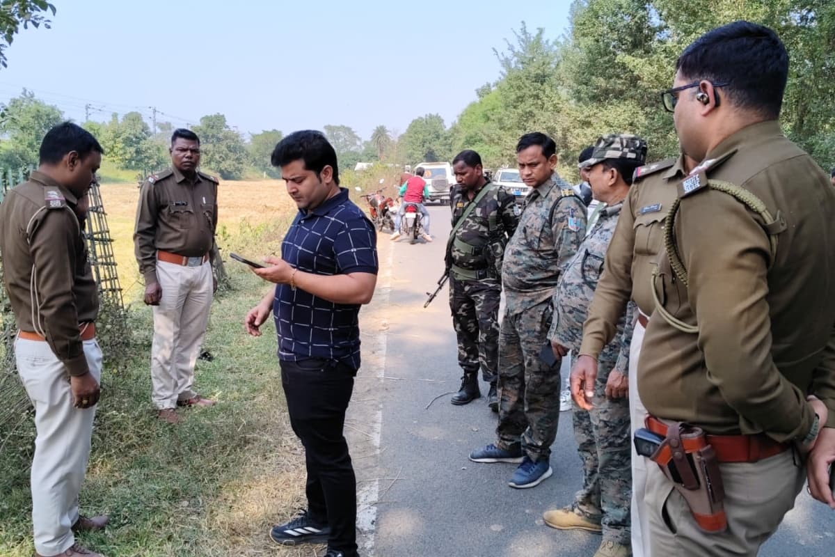 Jharkhand Crime News: साहिबगंज में पेट्रोल पंप मालिक की गोली मारकर हत्या, अपराधी 15 लाख लेकर हुए फरार Jharkhand Crime News: साहिबगंज में पेट्रोल पंप मालिक की गोली मारकर हत्या, अपराधी 15 लाख लेकर हुए फरार