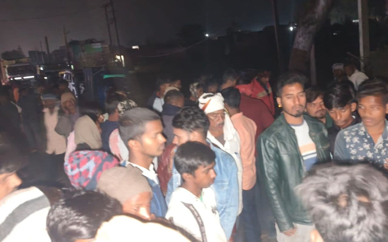Bihar News: औरंगाबाद में तेज रफ्तार वाहन ने चार वर्षीय बच्ची को रौंदा, घटना के विरोध में सड़क जाम कर की आगजनी Bihar News: औरंगाबाद में तेज रफ्तार वाहन ने चार वर्षीय बच्ची को रौंदा, घटना के विरोध में सड़क जाम कर की आगजनी