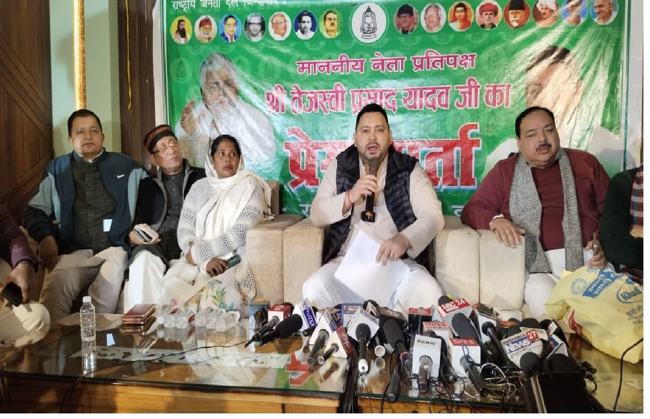 Tejashwi Yadav का विधानसभा चुनाव से पहले बड़ा दाव, कहा- सरकार बनी तो महिलाओं को हर माह देंगे ढाई हजार रुपये Tejashwi Yadav का विधानसभा चुनाव से पहले बड़ा दाव, कहा- सरकार बनी तो महिलाओं को हर माह देंगे ढाई हजार रुपये