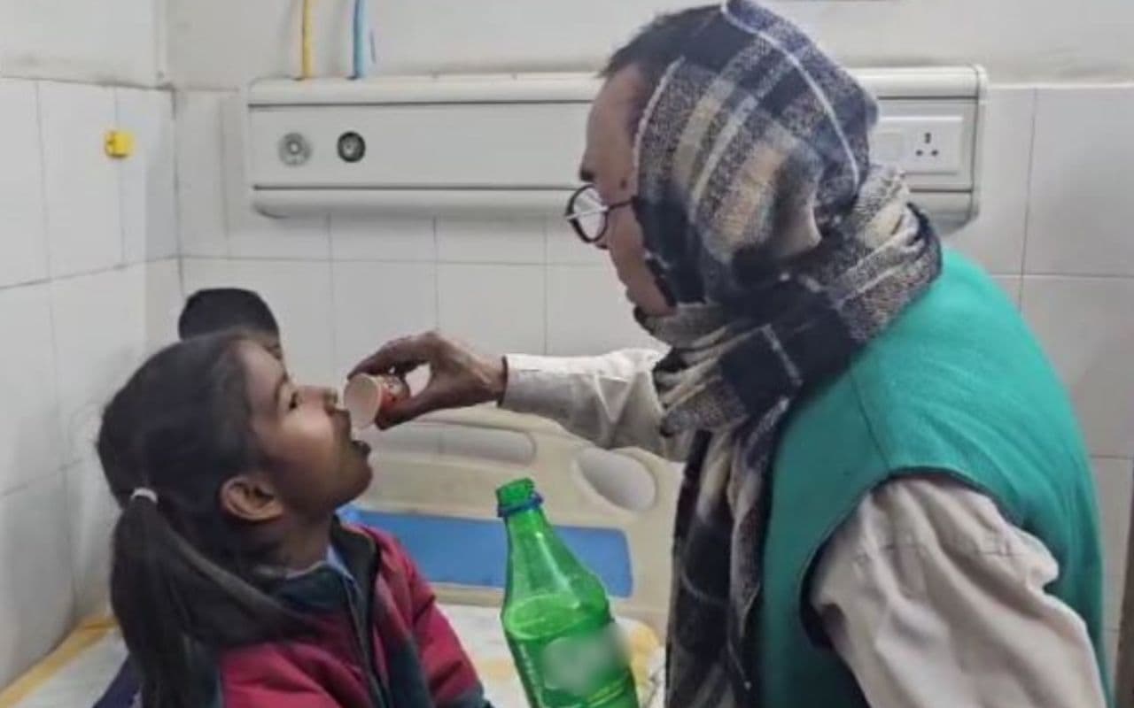 Bihar News: रोहतास में मिड डे मील खाते ही उल्टी और पेट दर्द से छटपटाने लगे सभी बच्चे, 17 की हालत गंभीर