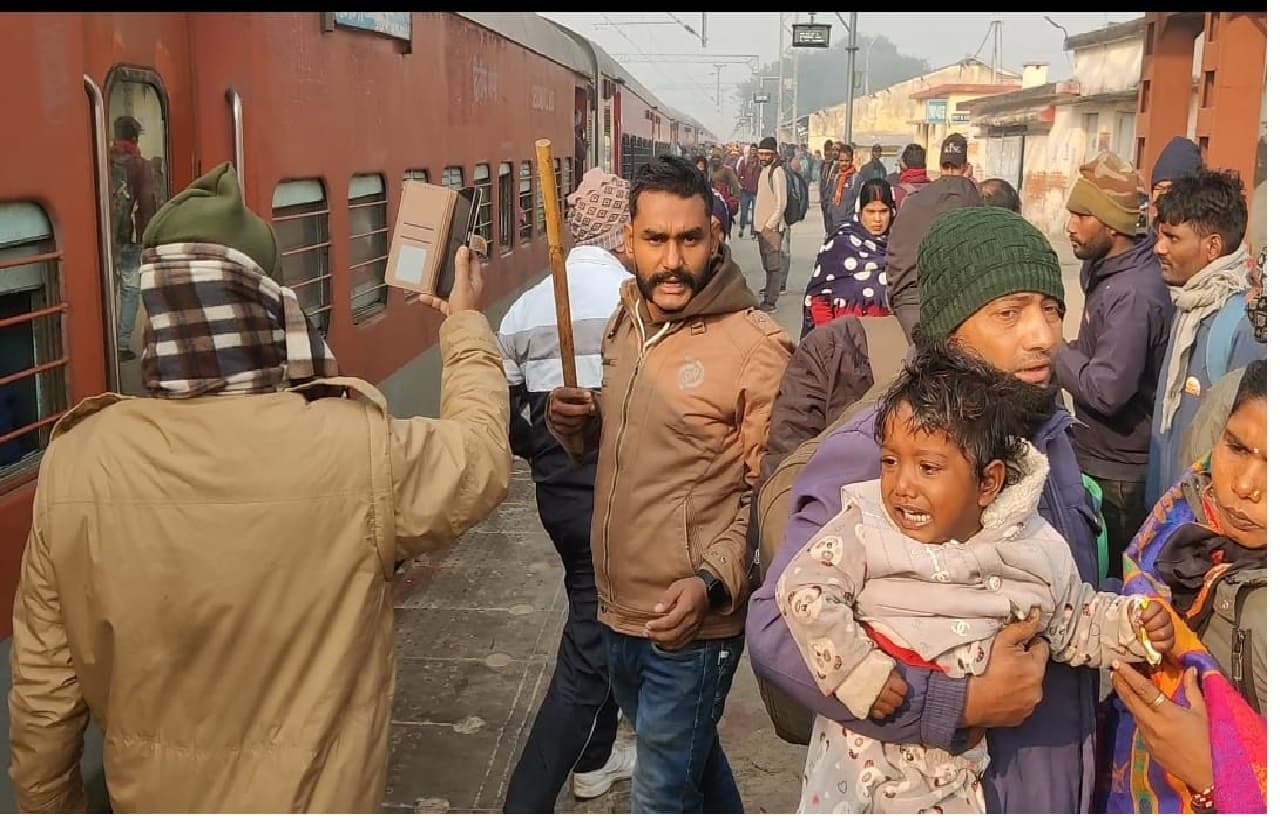 नरकटियागंज में ट्रेन पर चढ़ने के दौरान मची अफरा तफरी, पांच सौ से अधिक यात्रियों की छूटी ट्रेन