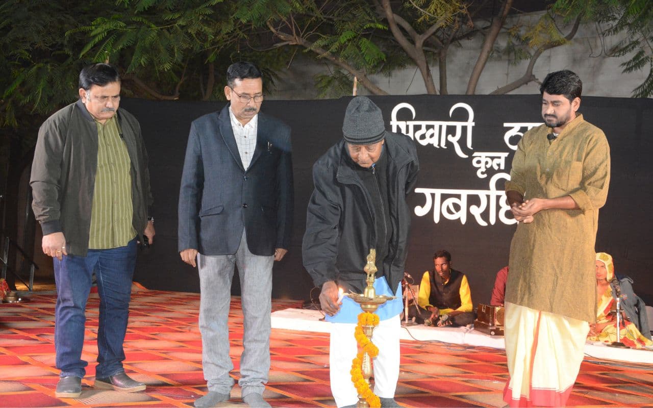 पटना में भिखारी ठाकुर की जयंती पर आयोजित सांस्कृतिक कार्यक्रम का उद्घाटन करते अतिथि