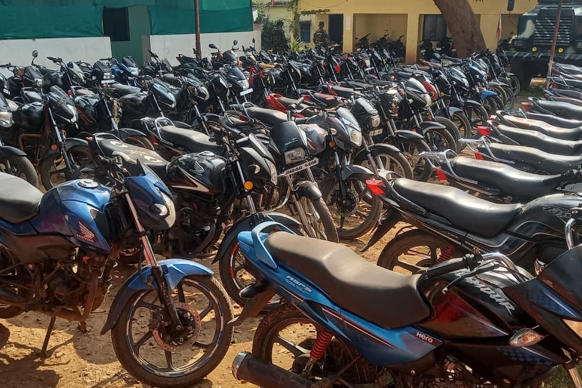 Jharkhand Crime News: सरायकेला में बाइक चोर गिरोह का भंडाफोड़, पुलिस के हत्थे चढ़े चार उचक्के