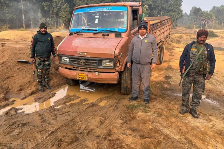 अवैध बालू उठाव के खिलाफ प्रशासन सख्त, रांची के 5 थाना क्षेत्रों आधी रात को की छापेमारी