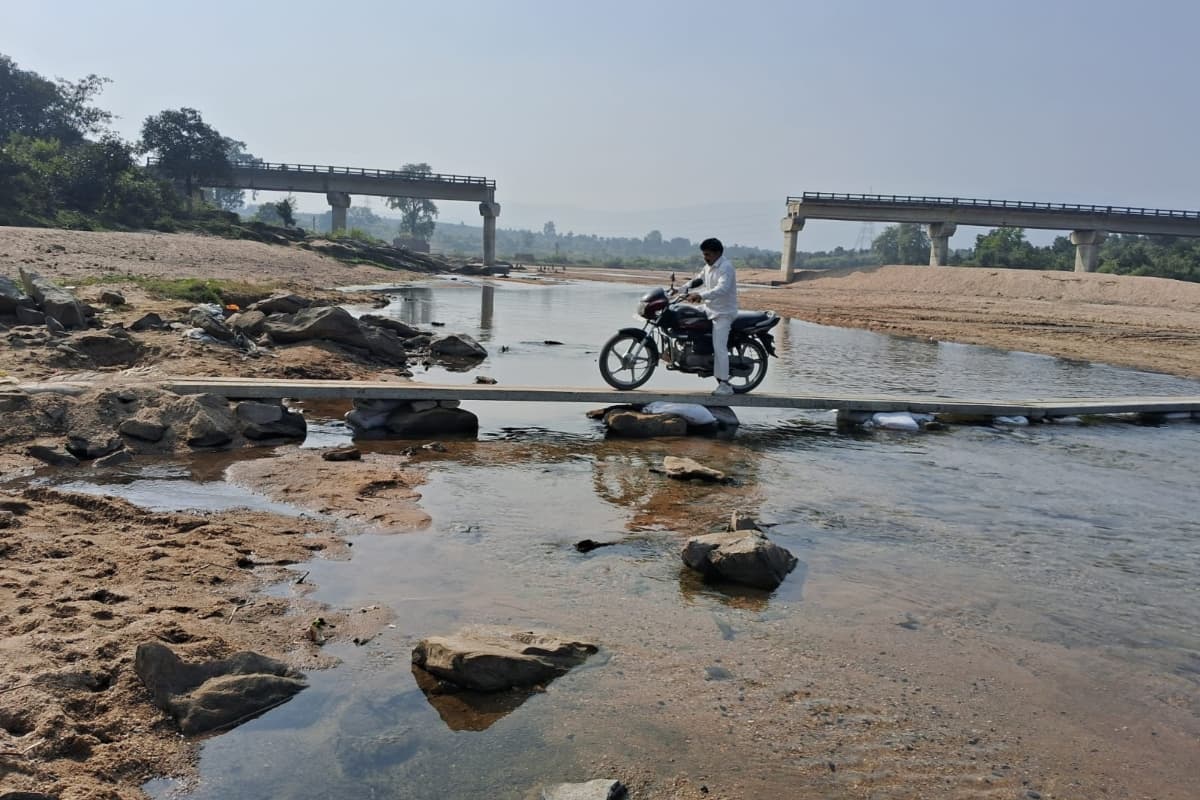 Bokaro News: बोकारो में पुल दह जाने से डेढ़ दर्जन गांवों से कटा संपर्क, आवागमन ठप होने से ग्रामीण परेशान