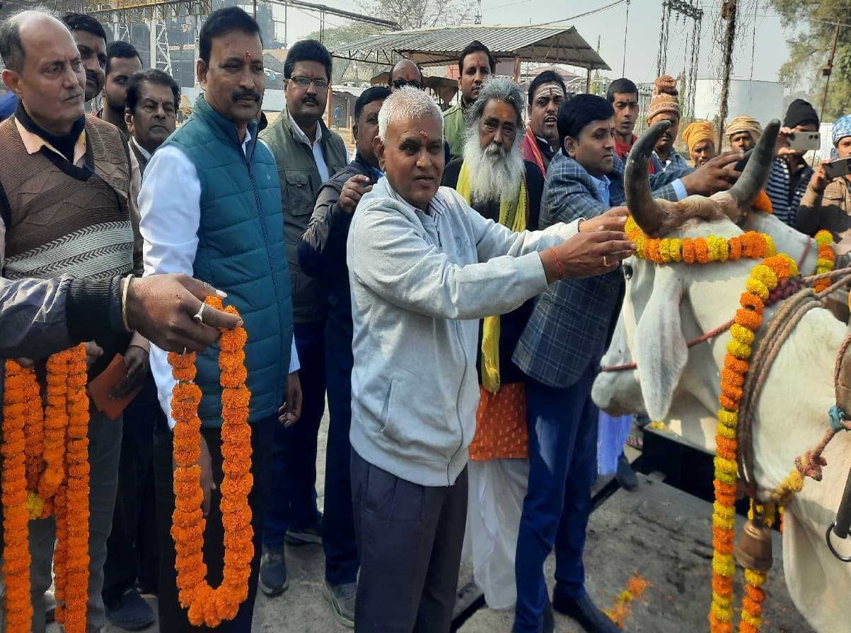 सीतामढ़ी में चार वर्षो से बंद पड़ी चीनी मिल में ट्रायल शुरू, बैलगाड़ी से गन्ना लेकर पहुंचे किसान
