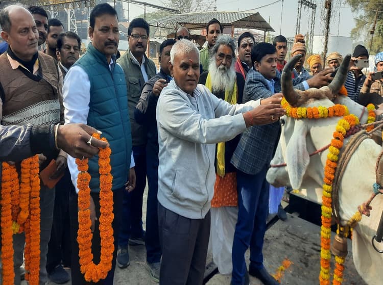 सीतामढ़ी में चार वर्षो से बंद पड़ी चीनी मिल में ट्रायल शुरू, बैलगाड़ी से गन्ना लेकर पहुंचे किसान