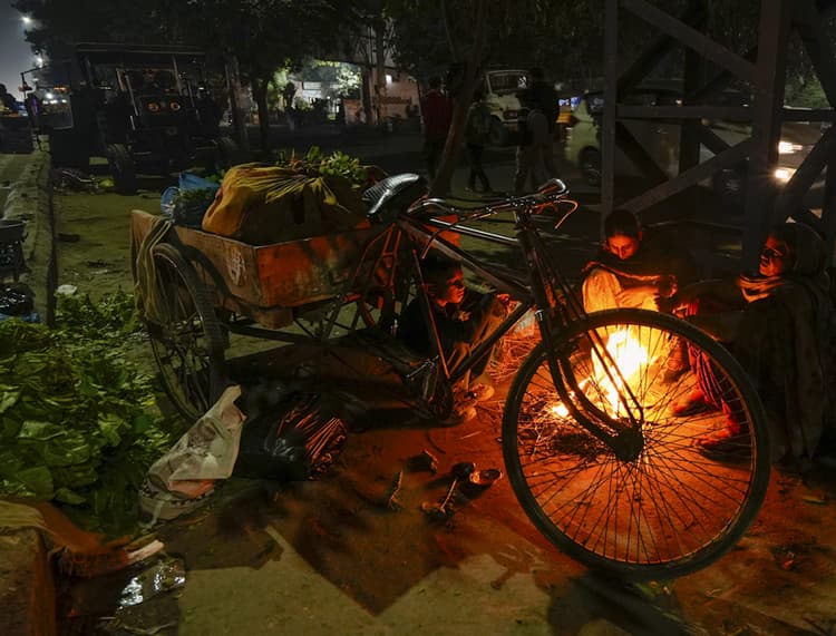 Weather Forecast: दिल्ली से लेकर पंजाब-हरियाणा में शीतलहर, कोहरे का भी प्रकोप, इन राज्यों में होगी बारिश