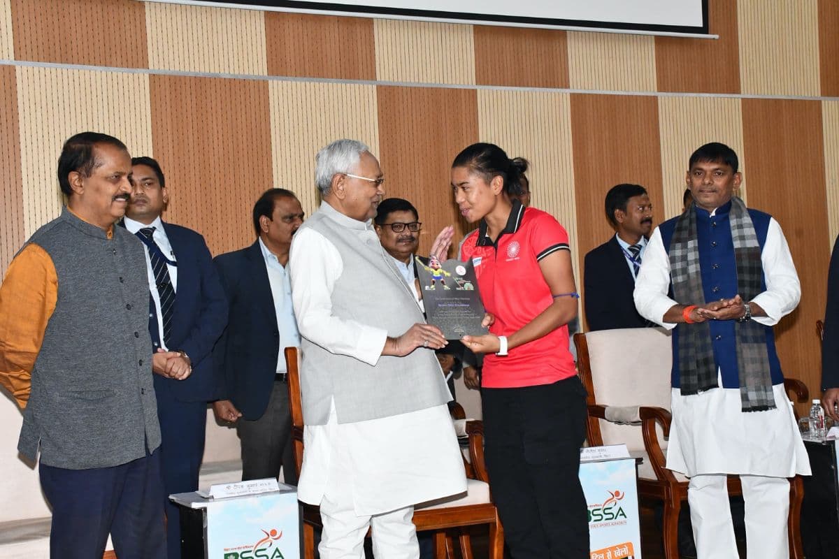 एशियन हॉकी चैंपियंस ट्रॉफी की खिलाड़ियों का CM नीतीश ने किया सम्मान, दिया 10-10 लाख का इनाम
