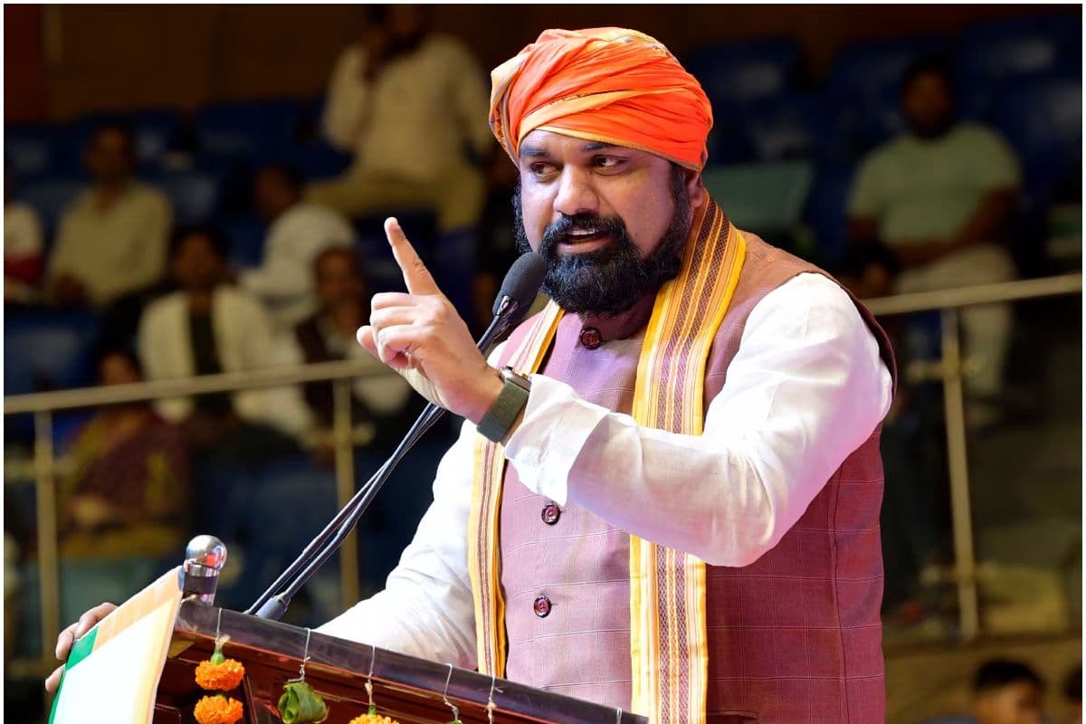 संभल में अराजकता फैलाना चाहते हैं राहुल गांधी, कांग्रेस नेता के दौरे पर जमकर बरसे डिप्टी सीएम