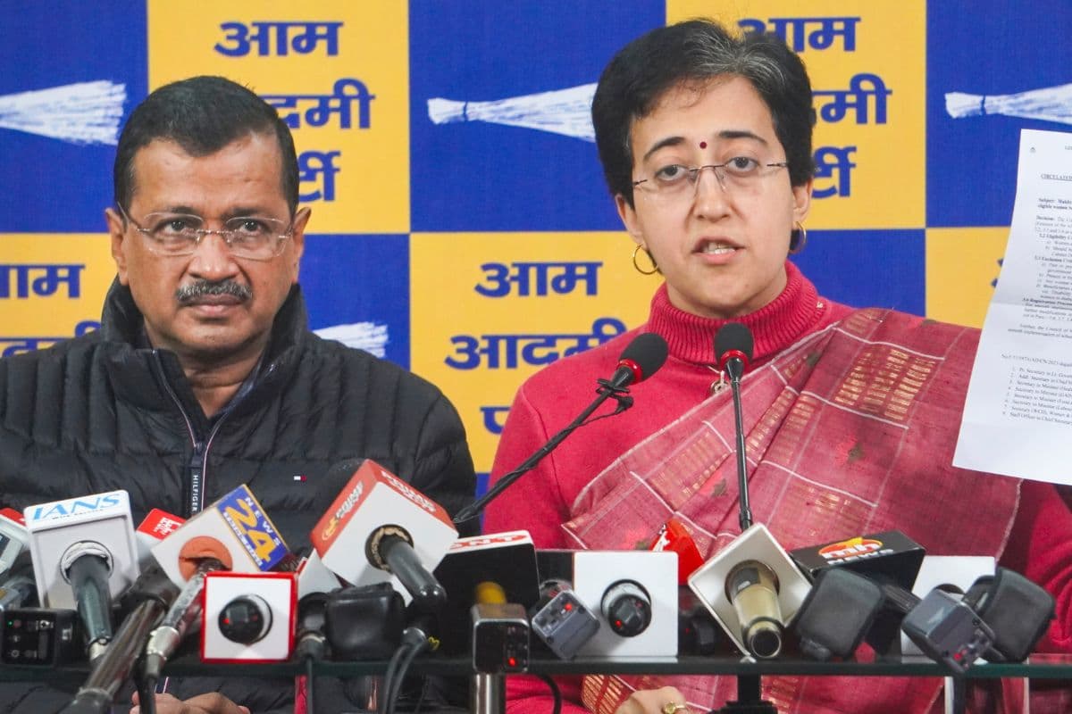 1100 रुपये पर गरमाई दिल्ली की राजनीति, केजरीवाल ने बीजेपी पर लगाया वोट खरीदने का आरोप
